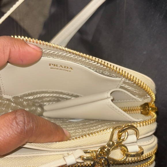 Authentic Prada Vernice Ivory Triangle Mini contenitori Bag - Picture 9 of 12